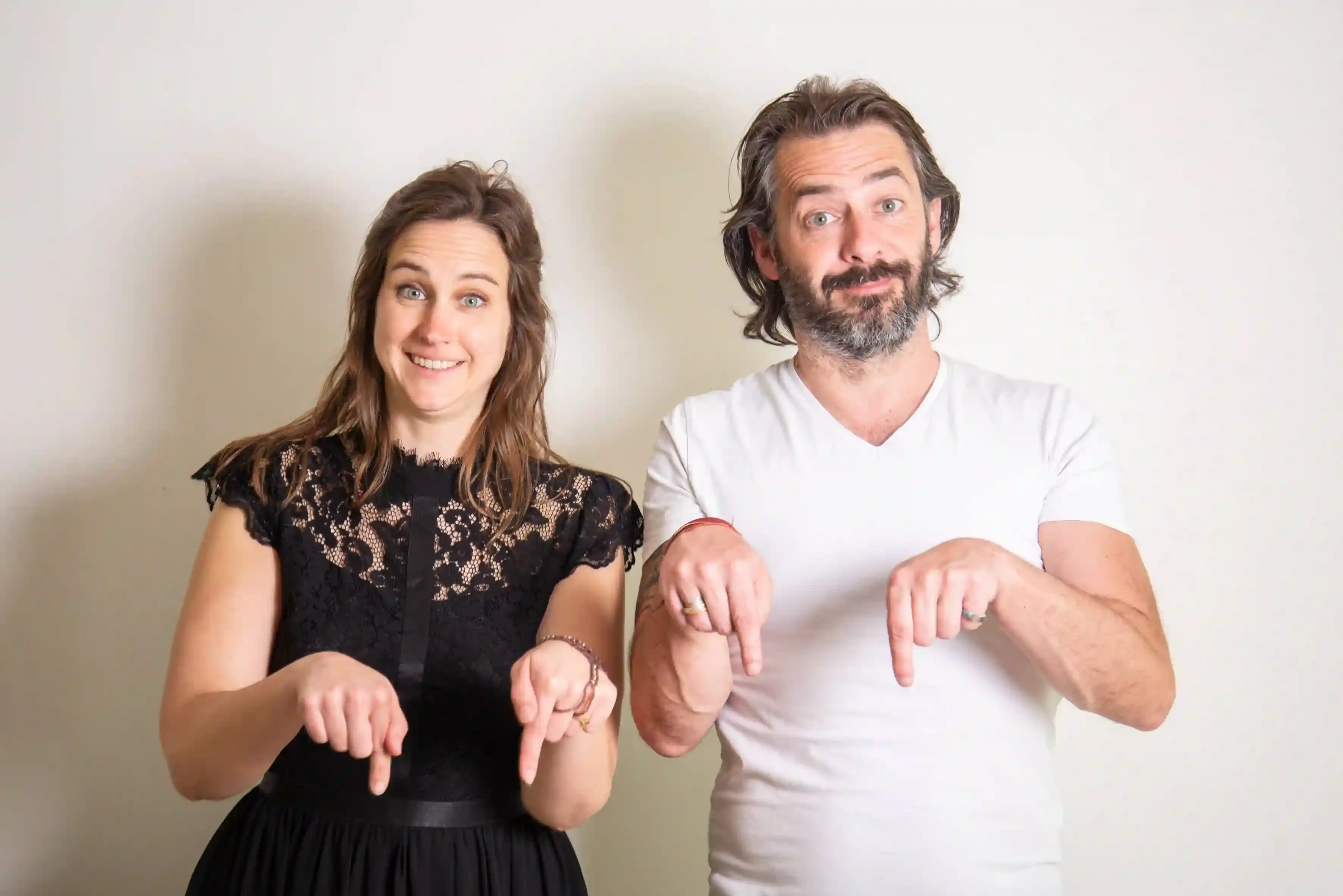 Koen en Griet Alice kijken naar de camera en wijzen naar onder