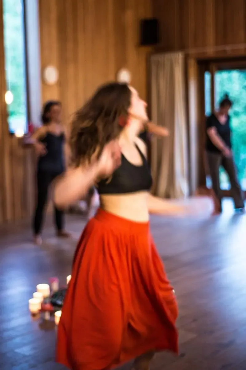 Dans, beweging en het lichaam als instrument tijdens een tantra weekend