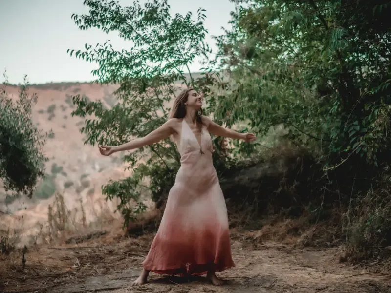 Griet danst met haar ogen gesloten in de natuur van Ibiza